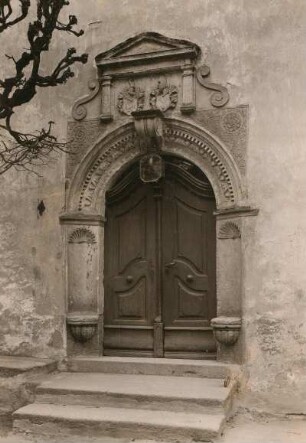 Pulsnitz, Altes Schloß : Altes Schloß oder Eustachius-Haus, Sitznischenportal mit den Wappen der Ursula von Carlowitz und des Hans Wolff von Schönberg