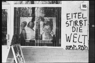 Friseursalon mit Mauerinschrift "Eitel stirbt die Welt"