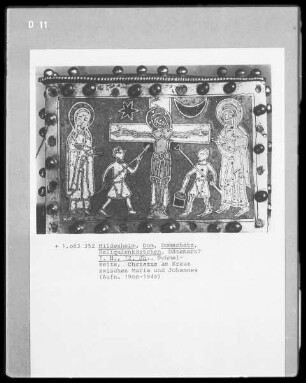 Schmalseite, Christus am Kreuz zwischen Maria und Johannes