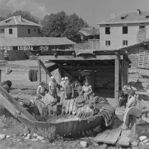Wasserstelle in der Ortschaft. Öffentlicher Wäscheplatz in Bansko