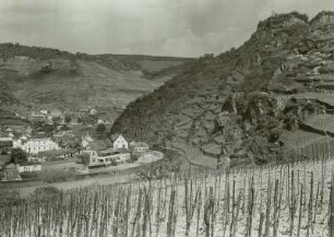 Ahrtal : Mayschoß. Ortsteilansicht mit Ruine Saffenburg (1704 im spanischen Erbfolgekrieg von den Kaiserlichen zerstört)