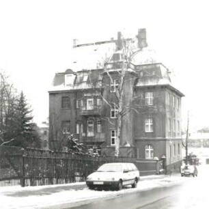 Reichenbach (Vogtland), Karl-Liebknecht-Straße 7. Wohnhaus (um 1910). Hofseite mit Einfriedung