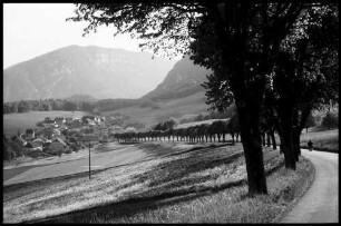 Rochefort: Straße am Südhang des Jura bei Rochefort