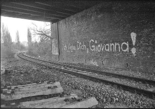 S-Bahn-Brücke mit Inschrift "Ich liebe dich, Giovanna"