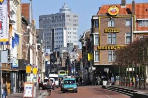 Leiden - Geschäftsstraße : Blick in eine Geschäftsstraße außerhalb der historischen Altstadt, aufgenommen am 6. April 2010 in Leiden