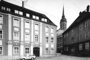 Bautzen, Schloßstraße. Blick nach Südost zu den Wohnhäusern Nr. 2 und 1 und zum Turm des Domes St. Petri