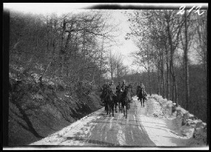 Zwischen Gravelotte (Saint-Privat-la-Montagne, Dep. Moselle, Frankreich) und Ars-sur-Moselle (Dep. Moselle, Frankreich): berittene Regimentsmusik auf einem verschneiten Höhenweg ("Auf dem Marsch von Gravelotte nach Ars")
