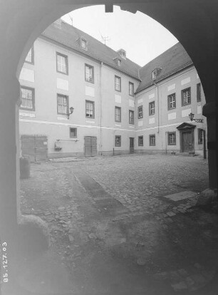 Frohburg. Schloß (Baubeginn 1544, Umbau 1. H. 18. Jh.). Nordflügel und Ostflügel. Hofansicht durch die Durchfahrt