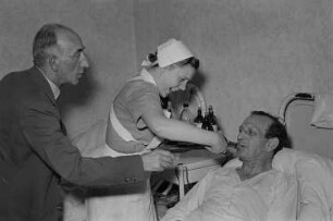 Reportage aus dem jüdischen Krankenhaus : Krankenschwester einem Patienten beim Trinken behilflich