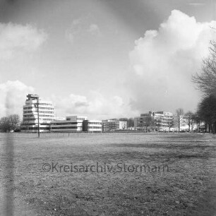 Stormarnplatz: Blick über Spielfelder, Tore, Flutlichmast: hinten links Rathaus: hinten rechts Reeshoop [später Manfred-Samusch-Straße], Rathausplatz mit Randbebauung