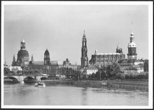 Dresden, Elbe : Blick vom Neustädter Elbufer in Höhe des Japanischen Palais nach Südosten gegen die Silhouette der Dresdner Altstadt