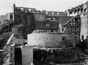 Innenhof von Burg Stahleck mit dem Sockel des Turms, Wehrgang auf der Schildmauer