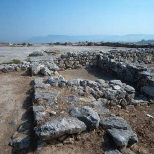 Tiryns, Zugang zum Palasthof mit Altargrube und gegenüber liegendem Portalbau und des Megarons