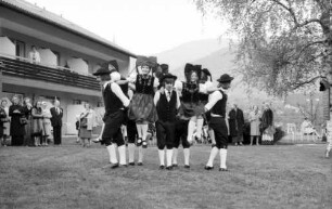 Untermünstertal: Untermünstertäler Trachtengruppe tanzt