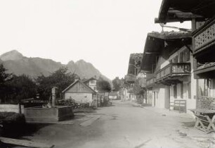 Garmisch-Partenkirchen, Frühlingsstraße : Garmisch-Partenkirchen. Frühlingsstraße. Blick nach Südwesten gegen Alpspitze und Zugspitzmassiv
