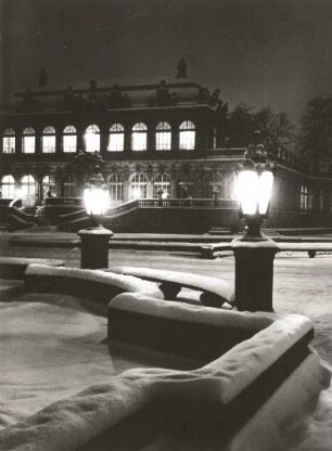 Dresden. Verschneiter Zwingerhof mit Mathematischem Salon. Nachtaufnahme