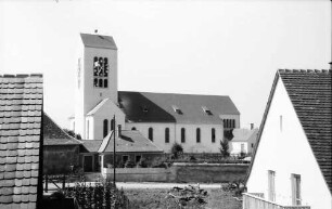 Neuenburg: Kirchturm von Nordost; zwischen Dächern
