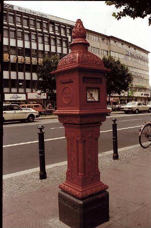 Berlin: Feuermelder vor dem KADEWE