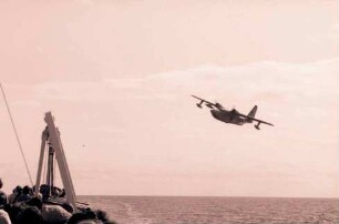 Helgoland: Flugzeug vom Schiff aus