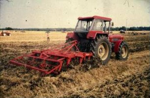 Fotografie: Stoppelbearbeitung, Grubber, Krümelwalze