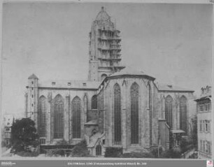 Dom: Nach dem Dombrand mit Notdach und eingerüstetem Turm