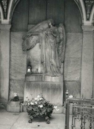 Wandgrabmal der Familie Stausa : Wandgrabmal der Familie Stausa. Stein (vor 1930; J. Pekárek). Prag-Vyšehrad, Friedhof Vyšehrad