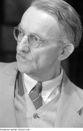 Porträtaufnahmen von Michael Bohnen, Intendant der Deutschen Oper Berlin von 1945-1947