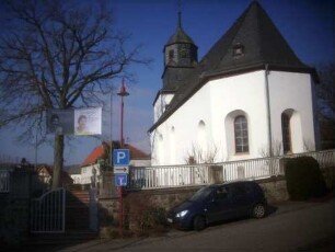 Ansicht von Ostsüdosten mit Kirche über Chor (im Kern Gotisch-1867 überarbeitet) im (ehemaligen) Kirchhof (als Begräbnisplatz im 18 Jh aufgelassen)