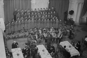 Jugendliche musizieren auf dem Empfang der Volksdemokratien