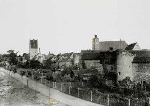 Ingolstadt, Stadtansicht : Ingolstadt. Ehemalige Stadtbefestigung mit Taschentorturm (um 1390) gegen die Stadtpfarrkirche zur Schönen Unserer Lieben Frau (beg. 1425). Blick nach Norden