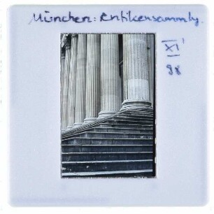München, Staatliche Antikensammlungen : Detailansicht Portikus mit Säulen und Treppe