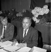 Kreisverband Stormarn der Europa-Union: Glinde: Festsaal des Rathauses und Bürgerhauses Glinde [später Marcellin-Verbe-Haus]: Gründungsversammlung: Kreisvorsitzender Wolfgang Bachofer und Landesvorsitzender Jürgen Schöning am Tisch vor Blumenschmuck: hinten rechts die Fahne der Europa-Union