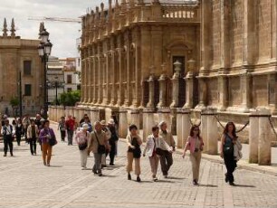 Chinesische Touristen, Seitenfront der Kathedrale