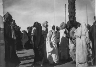 Einheimische Frauen und Männer tanzen : Oberägypten. Einheimische Frauen und Männer tanzen an einem Baum