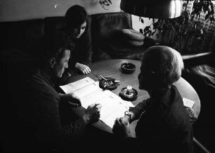 Ausfüllen der Stimmzettel für die Kommunalwahl 1968.