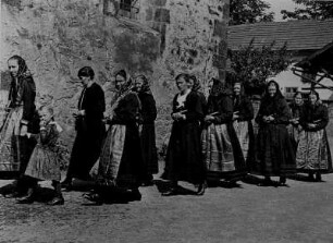 Unterweissenbrunn (Rhön). Frauen und Kinder des Dorfes zur Pfingstprozession in Rhöner Tracht