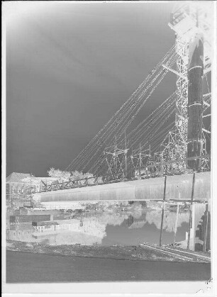 Staustufe Schweinfurt. Straßenbrücke. Vorbau der Brücke über den Main, im Hintergrund die Maxbrücke. Unter der Brücke das Hilfsjoch und Pfeiler 1. Schweinfurter Pegel = 67 cm.