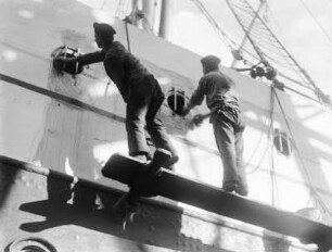 Arbeiter beim Reinigen eines Schiffes