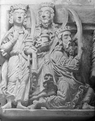 Linker Türsturz: Marienrelief (Anbetung der Könige, Darbringung im Tempel und/oder Beschneidung Christi)