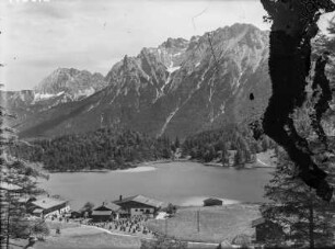 Mittenwald, Lautersee : Bayern. Alpen. Blick vom Hohen Kranzberg über den Lautersee zum Karwendelgebirge