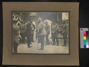 Aufnahme, in Karton gerahmt, Prinz Heinrich von Preußen begrüßt Feldmarschall Paul von Hindenburg