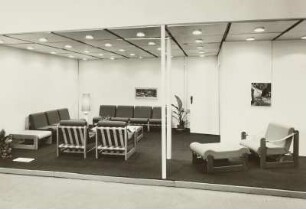Sessel mit Hocker : Ausstellungskoje mit Polstermöbeln (1975; VEB Polstermöbelwerkstätten Aue)