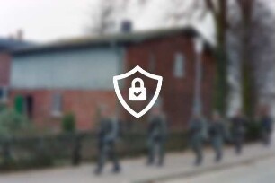 Meilsdorf: Dorfstraße 54: giebelständiges Wirtschaftsgebäude: Straßenfront: Traufseite, Stalltür, Obergeschoss mit Verbretterung: vorne Jägerzaun: auf Fußgängerweg Soldaten der Bundeswehr mit Ausrüstung bei Marsch
