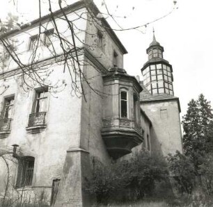 Drehna. Ehem. Wasserschloss (2. H. 16. Jh., nach 1697/18. Jh. Umbau). Südostecke gegen Erker und Torturm (Aufsatz E. 18. Jh.)