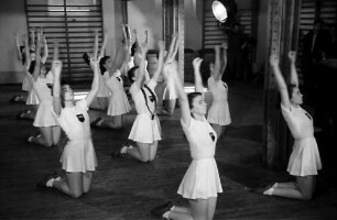 Bukarest: Anef, Hochschule für Leibesübungen, Mädchen bei der Gymnastik