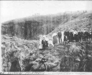 Akureyri (Island). Gruppe von Passagieren des Hochseepassagierdampfers "Victoria Luise" auf einem Hügel über dem Glera-Fall. Blick nach Nordwest über die Hochfläche