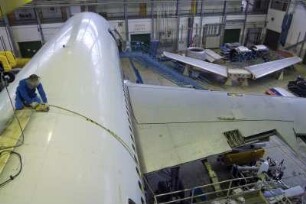 Air Maintenance Services; AMS; Firma; Betrieb; Inspektion; Wartung; spezialisiert auf Flugzeug-Recycling; Airbus; A 300; A300; Airbase Ahlhorn; Ahlhorn; Entsorgung. Ahlhorn, 2006, hier: Zersägen / Durchtrennen des Rumpfes