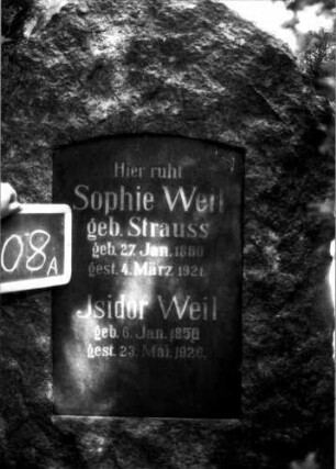 Grabstein 108 (Index: 100109866) Material: Granit Zustand: gut Maße HxBxT: 180x94x36 cm Beschreibung: grob stelenhaft behauener Stein, Segmentbogenabschluß, Schriftplatte Besonderheit: Doppelgrab: Grabstein 108A