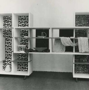 X. Triennale Mailand, Int. Ausstellung Werkkunstschulen, Regalschrank und Keramiken