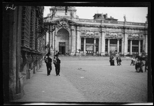 Rom (Italien): Platz mit dem "Cinema Ambrosio - Padiglione Colonna [Säulenpavillion]" und 2 Carabinieri in dunkler Uniform und mit Zweizack